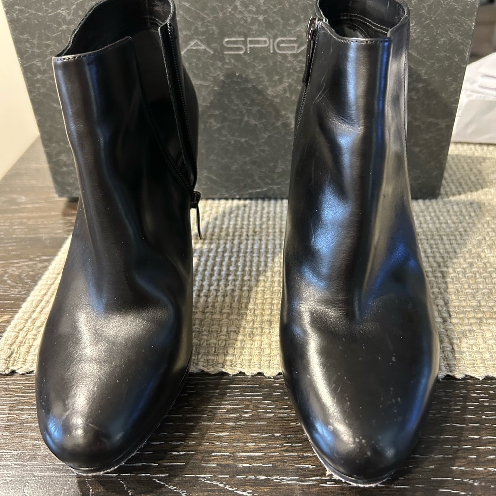 Via Spiga Black leather side zip bootie, 1 ich platform , 3 inch heel